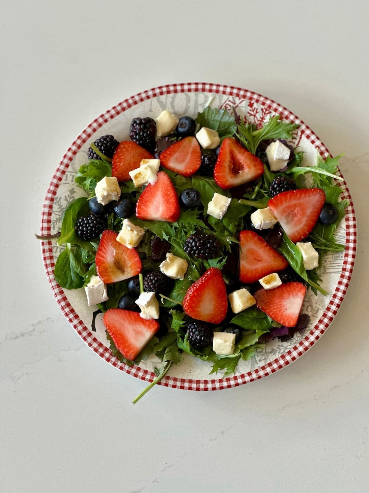 Ensalada Navideña de Frutos Rojos y Brie