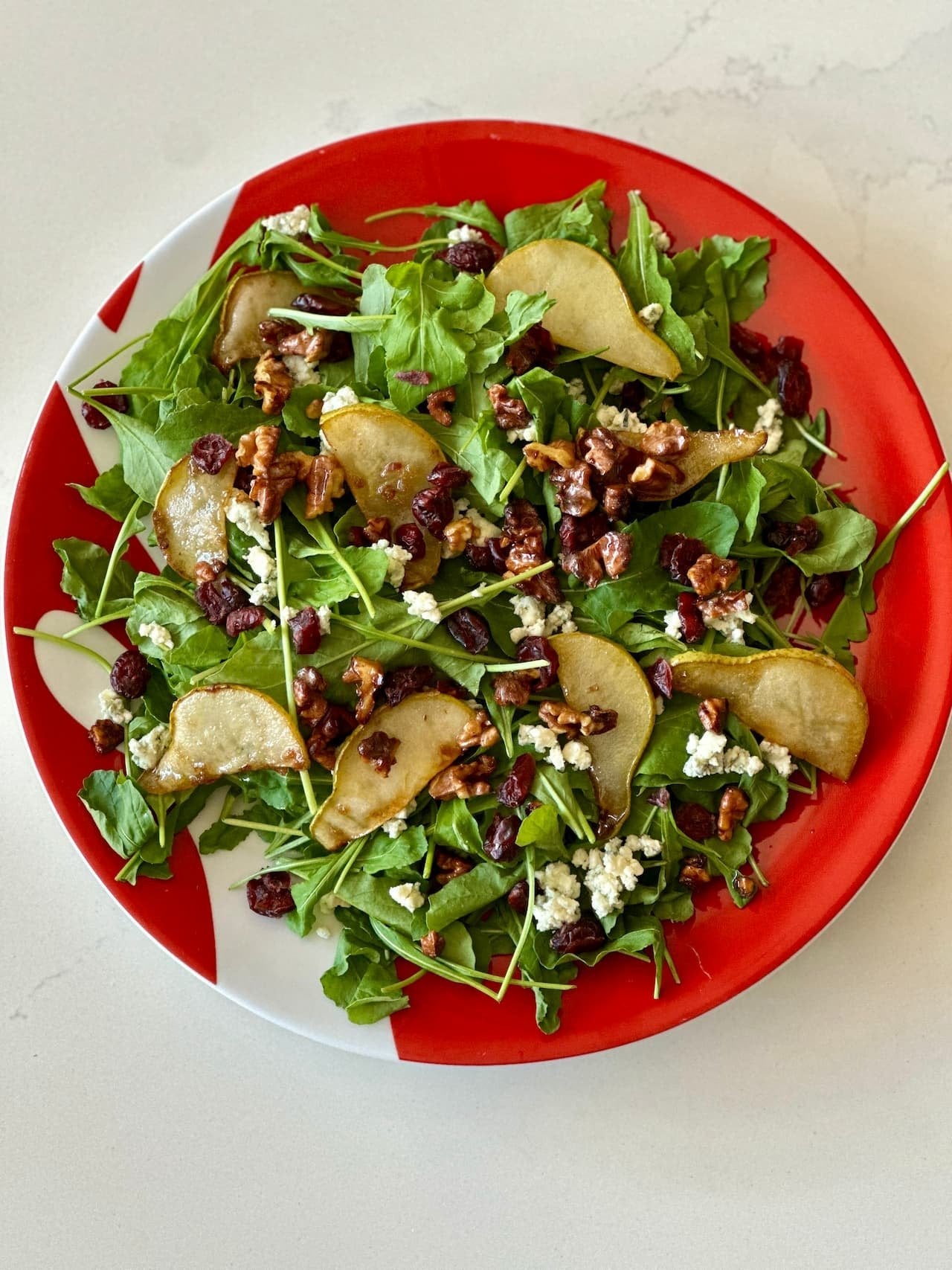 Ensalada Navideña de Rúgula y Peras Caramelizadas