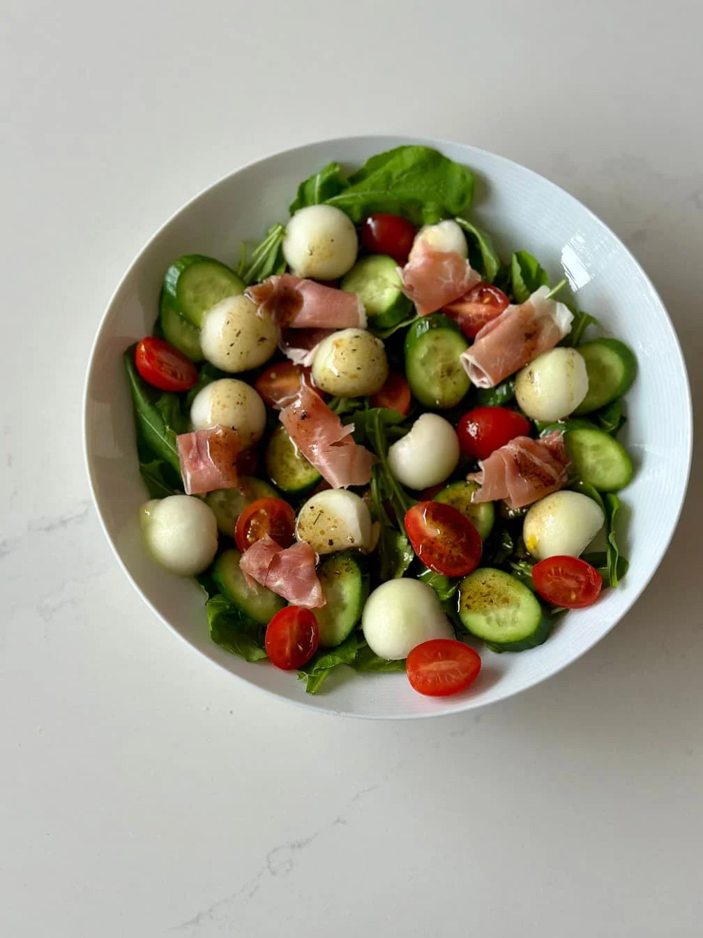 Ensalada de rúgula baby, melón y prosciutto