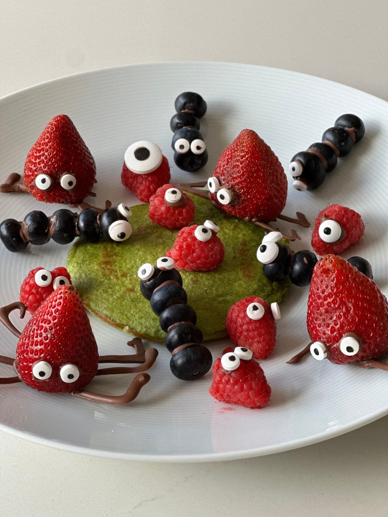 Pancakes verdes con Bichos de frutas