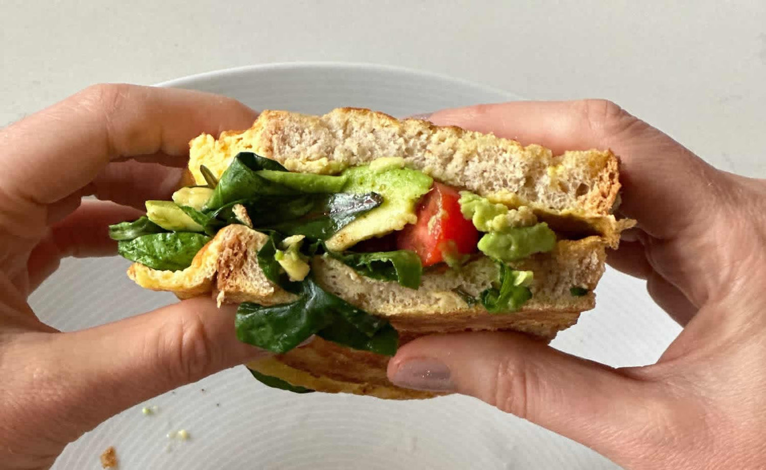 Sánduche de huevo y veggies