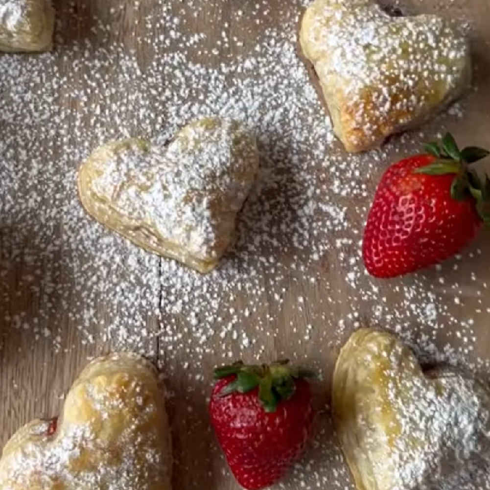 Corazones de hojaldre rellenos de fresas y Nutella